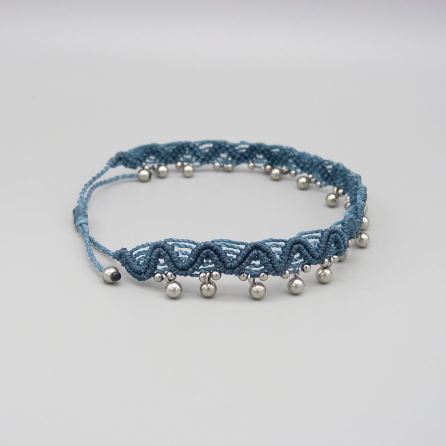 Anklet em micromacramé azul de pato