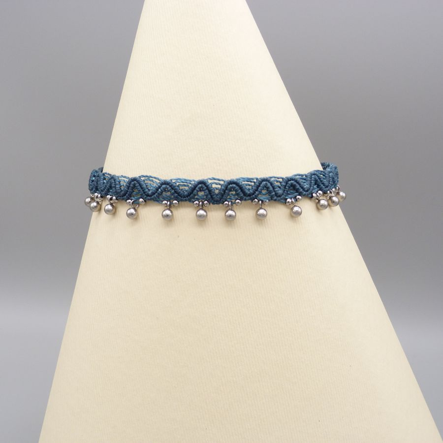 Anklet em micromacramé azul de pato