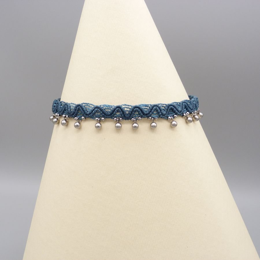 Anklet em micromacramé azul de pato