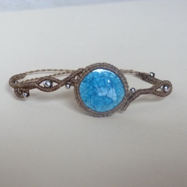 Bracelet kaki en micro-macram&eacute; avec une c&eacute;ramique effet craquel&eacute; bleue