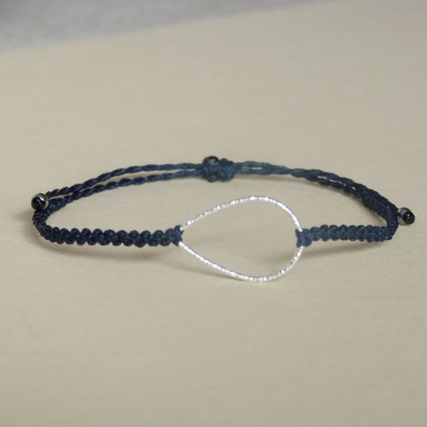 Bracelet  bleu fonc&eacute; en micro-macram&eacute; avec une goutte en argent