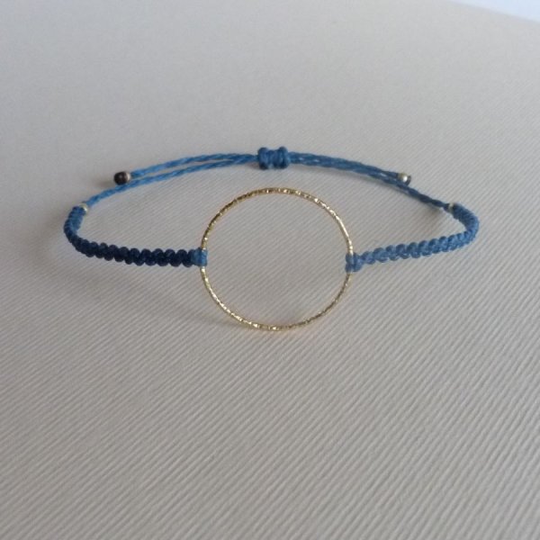 Bracelet fin en micro-macram&eacute; bleu canard avec un anneau en argent recouvert d'une finition dor&eacute;e &agrave; l'or fin 24K
