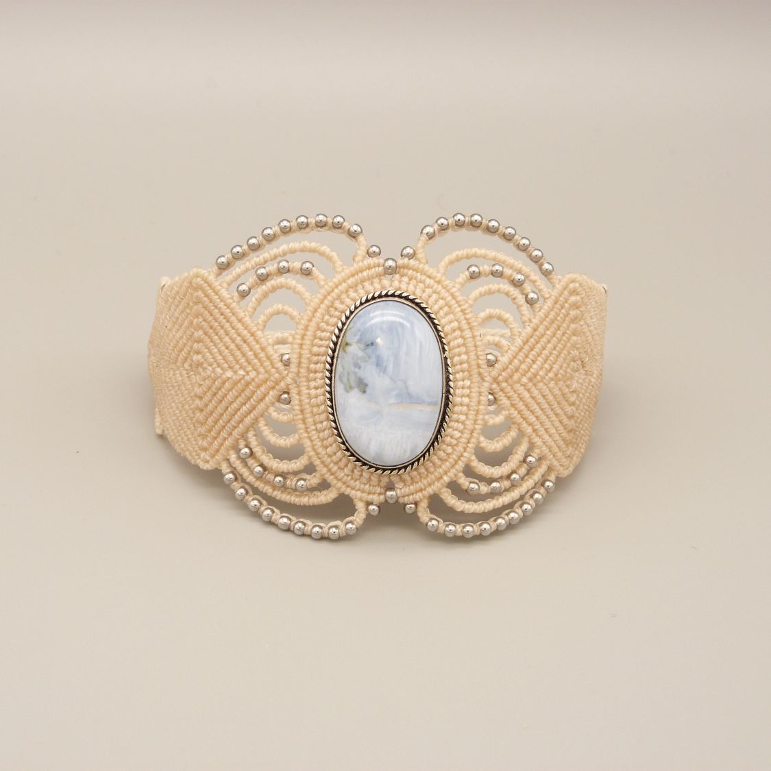 Pulseira micromacramé bege clara com uma ágata