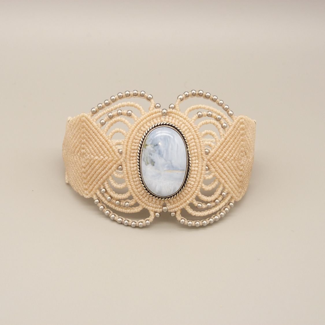 Pulseira micromacramé bege clara com uma ágata