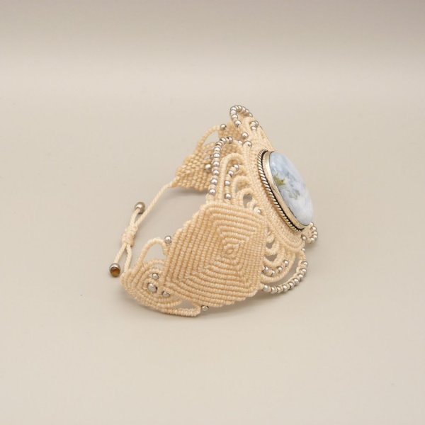 Pulseira micromacram&eacute; bege clara com uma &aacute;gata