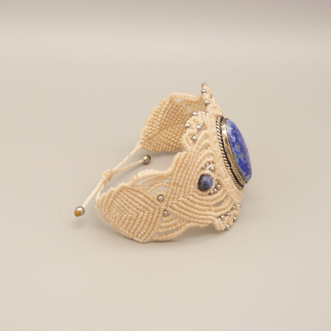 Pulseira de micromacramé bege claro com lápis lazúli