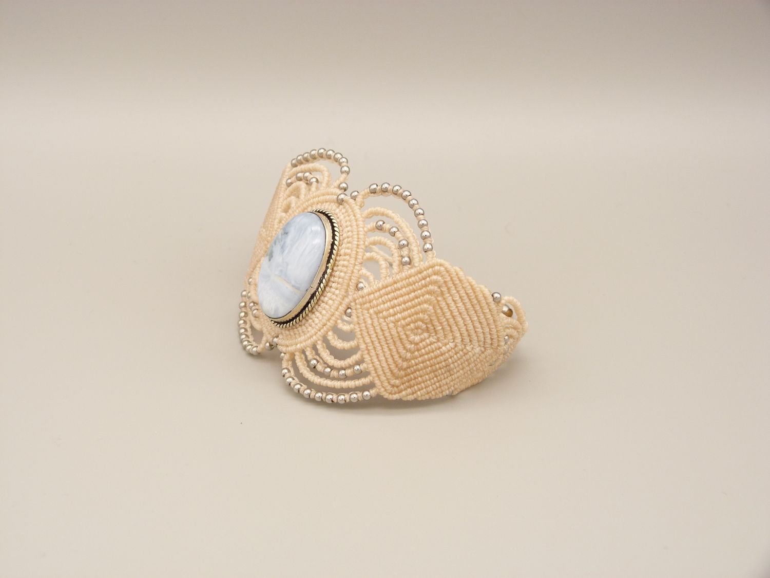 Pulseira micromacramé bege clara com uma ágata