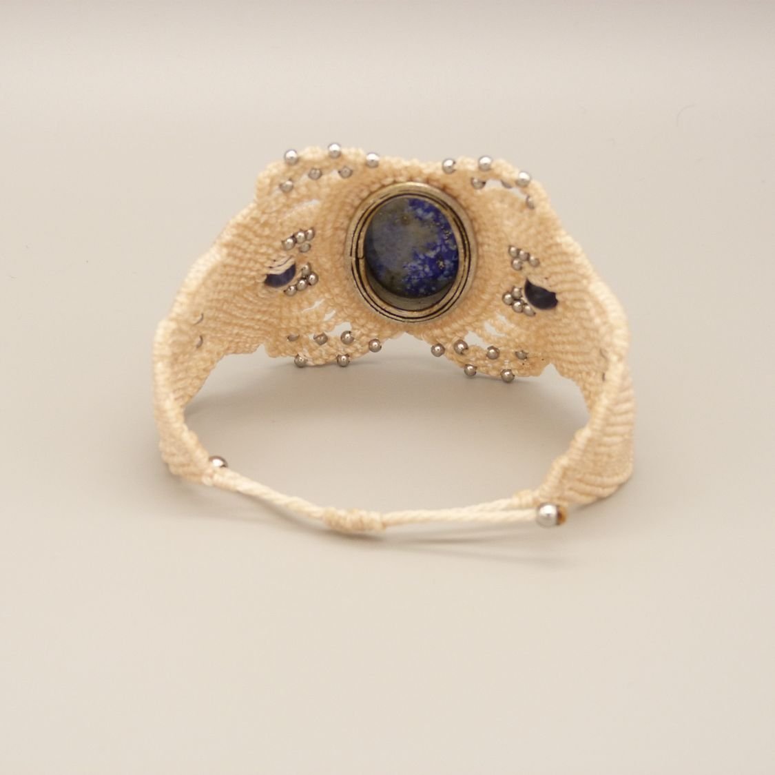 Pulseira de micromacramé bege claro com lápis lazúli