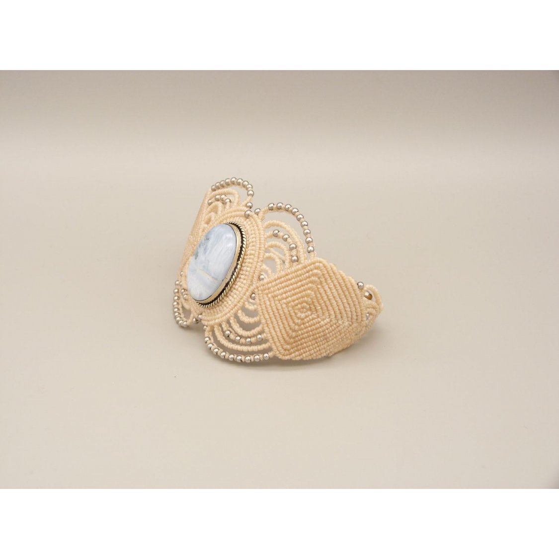 Pulseira micromacramé bege clara com uma ágata