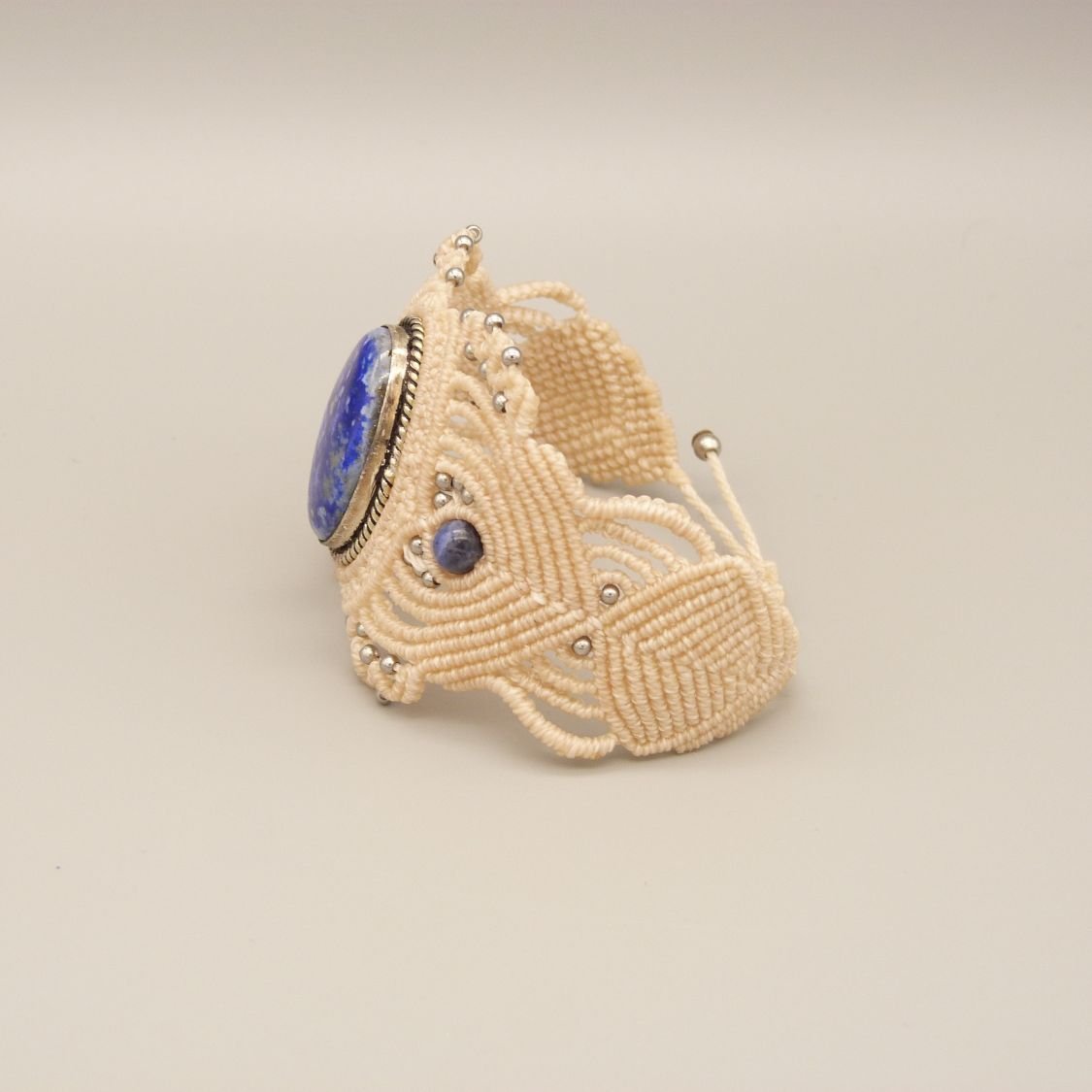 Pulseira de micromacramé bege claro com lápis lazúli