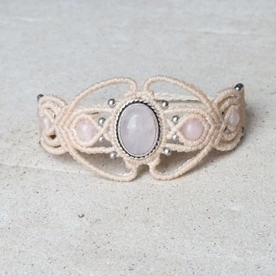 Pulseira de micro-macramé branco com uma pedra de quartzo rosa