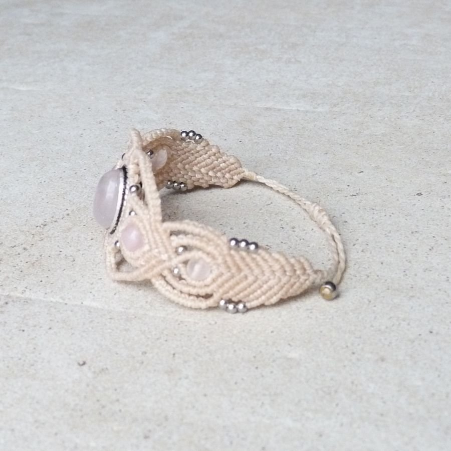 Pulseira de micro-macramé branco com uma pedra de quartzo rosa