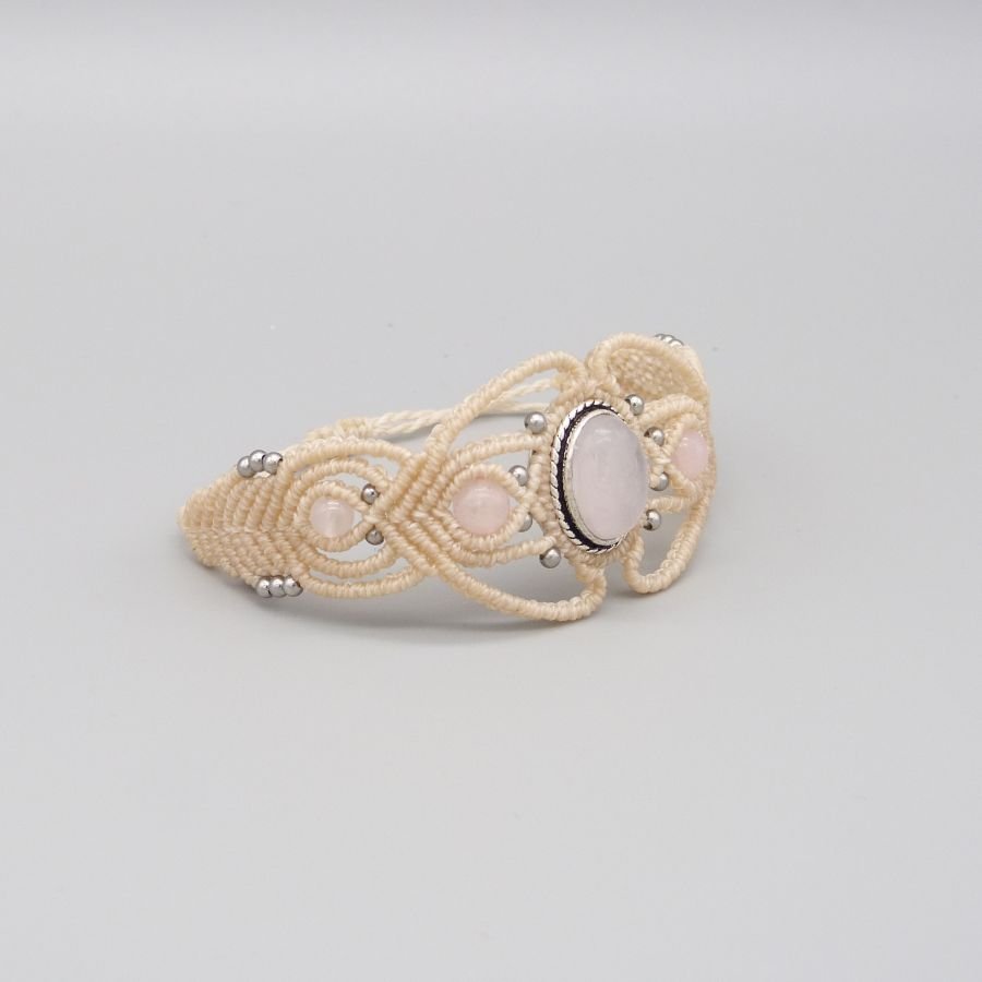 Pulseira de micro-macramé branco com uma pedra de quartzo rosa