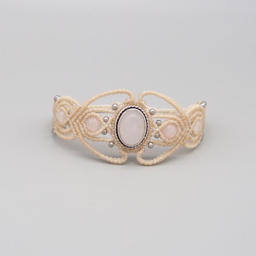 Pulseira de micro-macramé branco com uma pedra de quartzo rosa