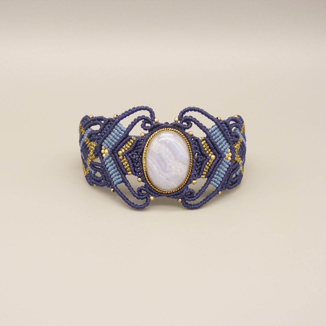 Pulseira micro-macramé azul meia-noite com um conjunto de fitas de ágata em metal dourado