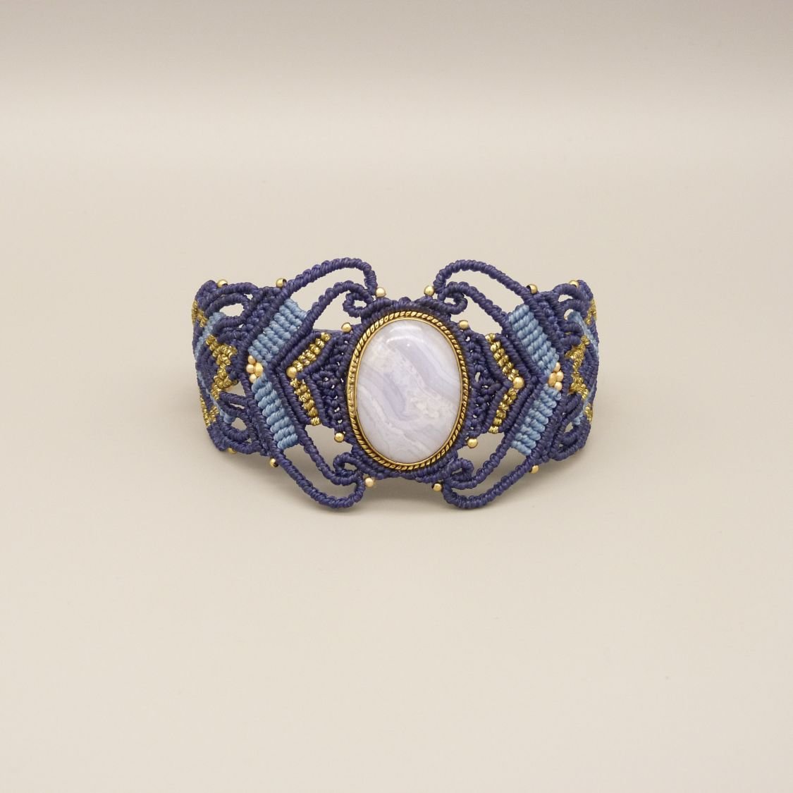 Pulseira micro-macramé azul meia-noite com um conjunto de fitas de ágata em metal dourado