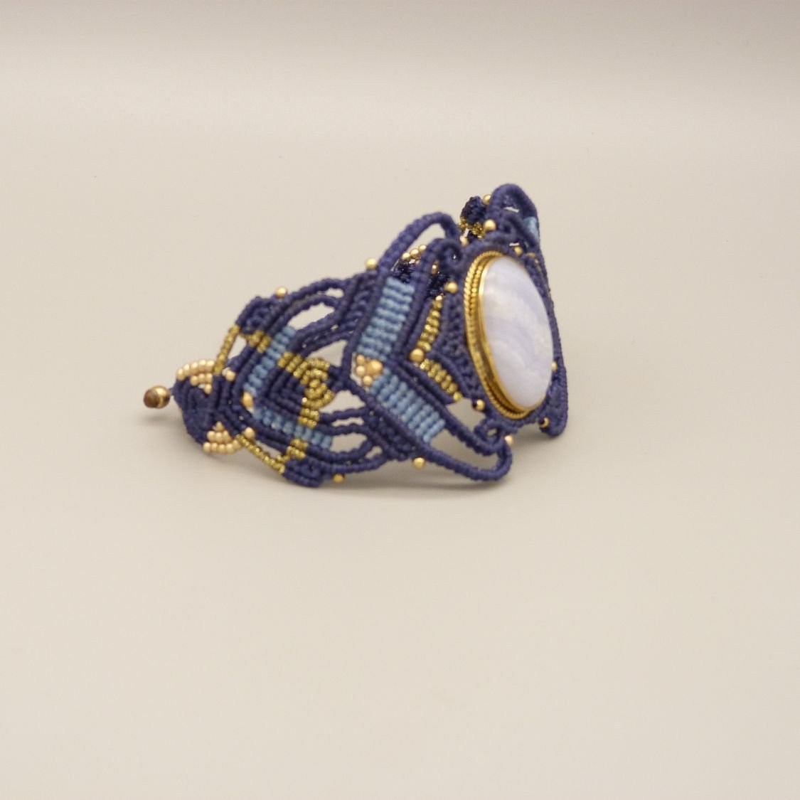 Pulseira micro-macramé azul meia-noite com um conjunto de fitas de ágata em metal dourado