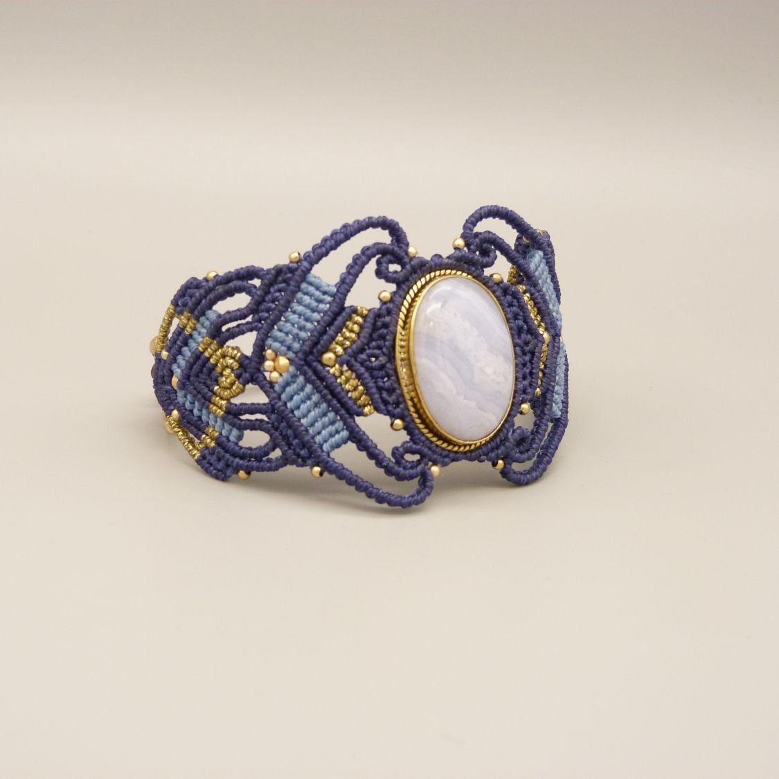 Pulseira micro-macramé azul meia-noite com um conjunto de fitas de ágata em metal dourado