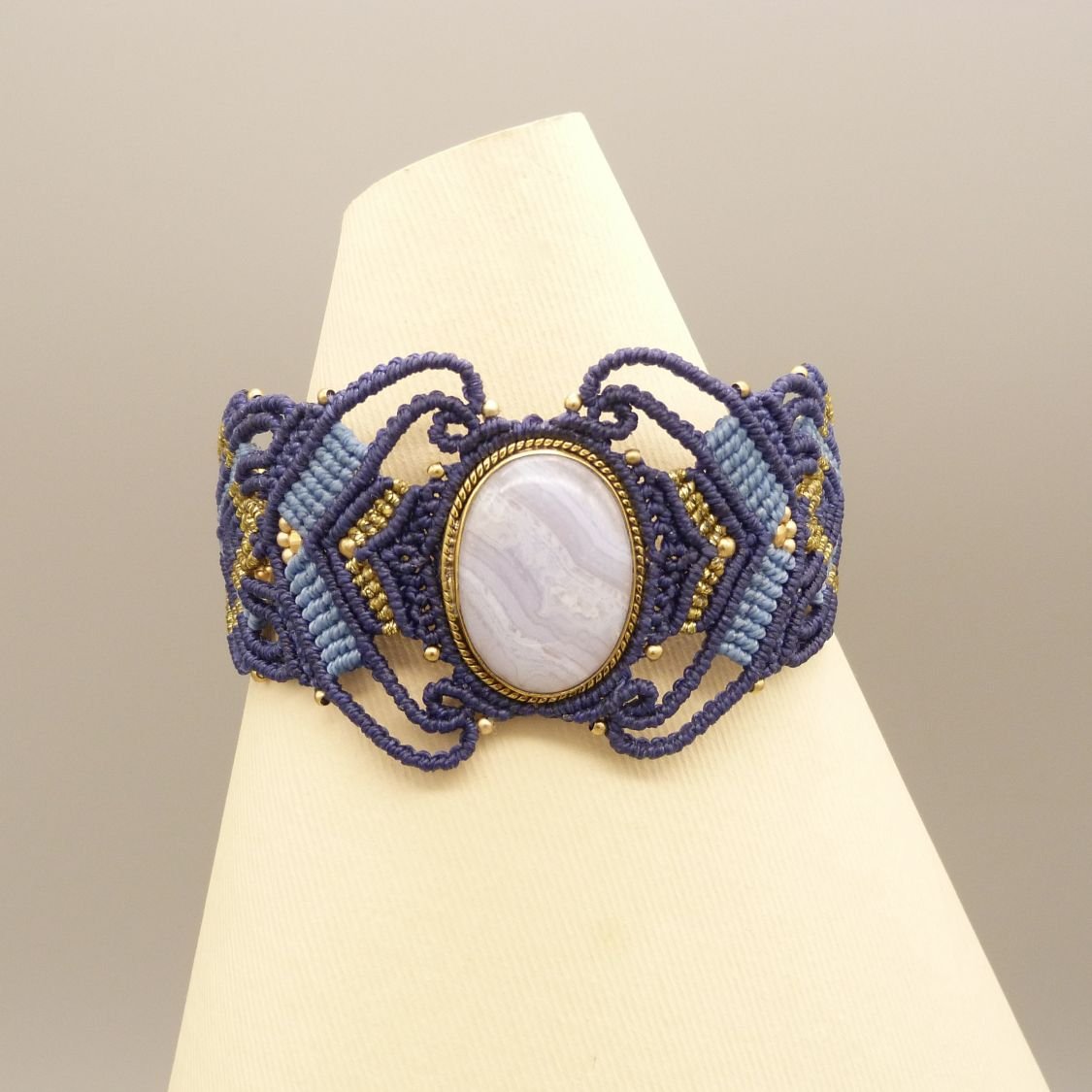Pulseira micro-macramé azul meia-noite com um conjunto de fitas de ágata em metal dourado