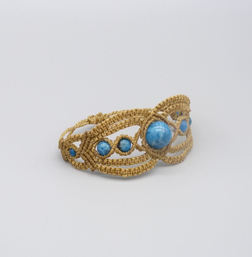 Pulseira micromacramé castanha clara com contas apatite
