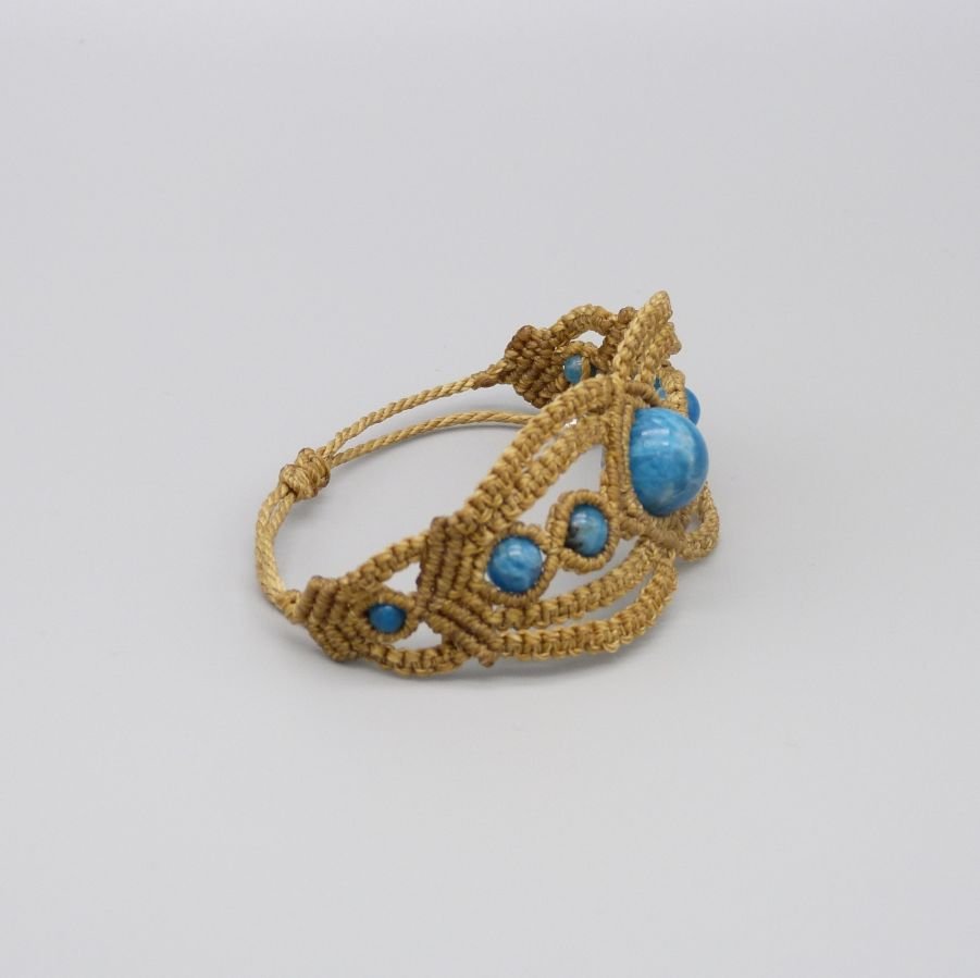 Pulseira micromacramé castanha clara com contas apatite