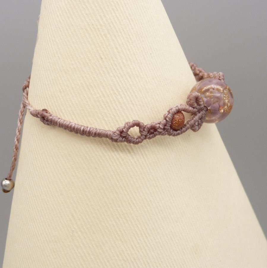 Pulseira de micro macramé na cor cinza com uma conta de vidro