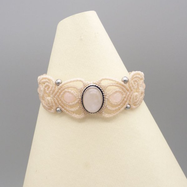 Bracelet en micro-macram&eacute; couleur sable avec une pierre le quartz rose sertie de m&eacute;tal