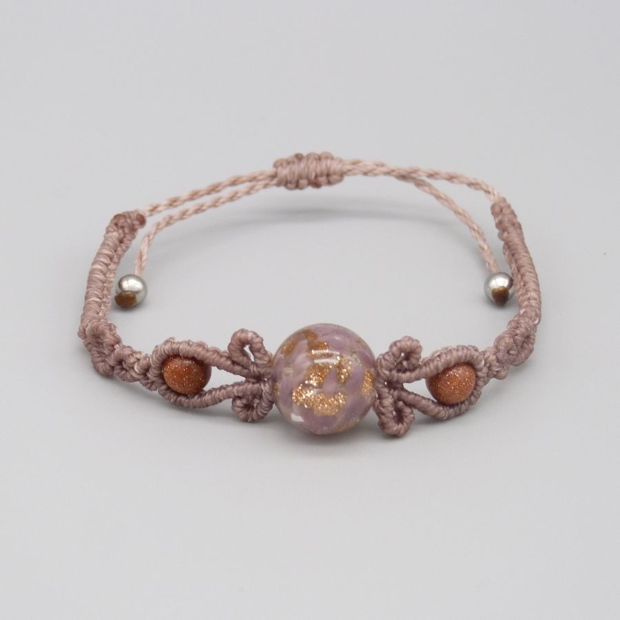 Pulseira de micro macramé na cor cinza com uma conta de vidro