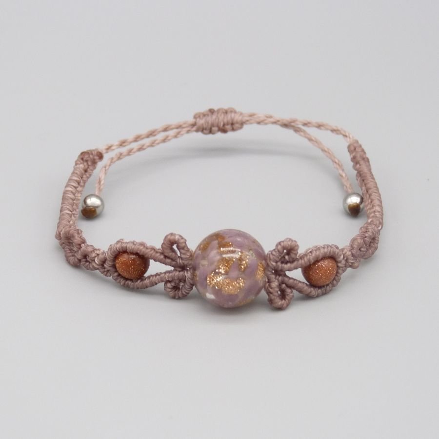 Pulseira de micro macramé na cor cinza com uma conta de vidro