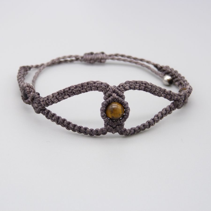 Pulseira micromacramé roxa com três contas de olho de tigre