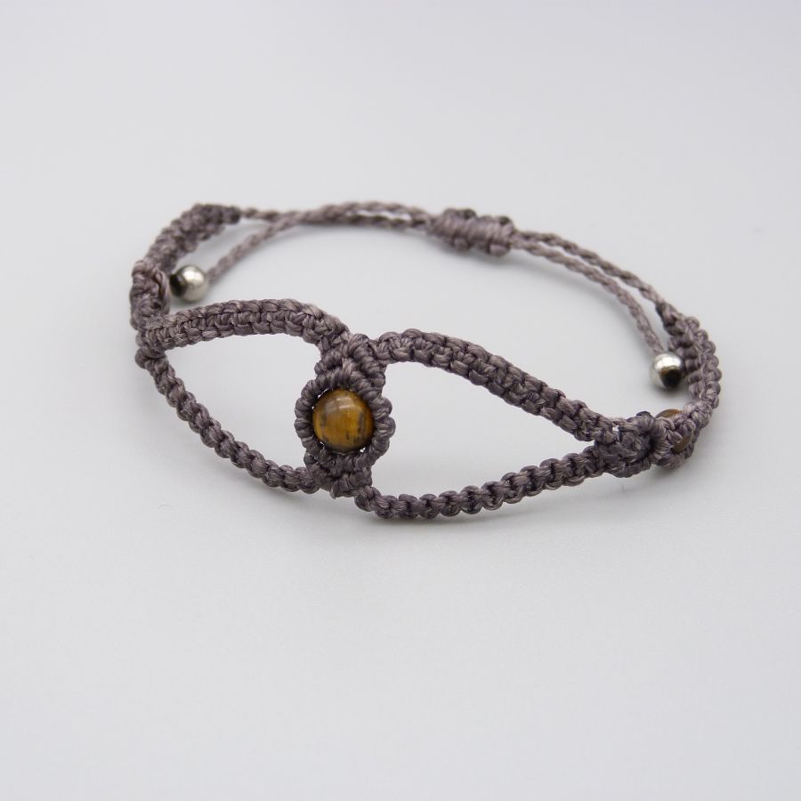 Pulseira micromacramé roxa com três contas de olho de tigre