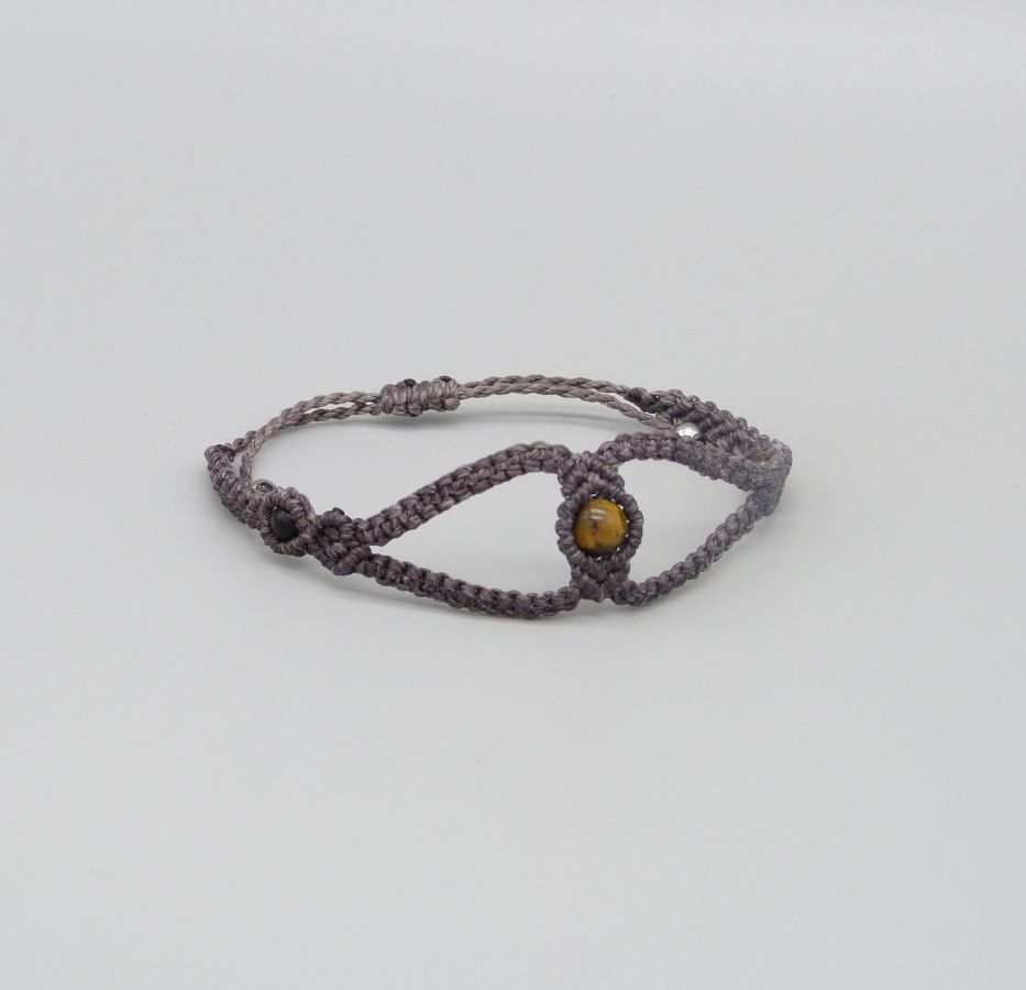 Pulseira micromacramé roxa com três contas de olho de tigre