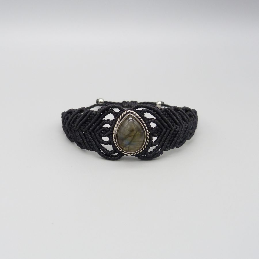 Pulseira de micromacramé preta com um conjunto de labradorite no meio