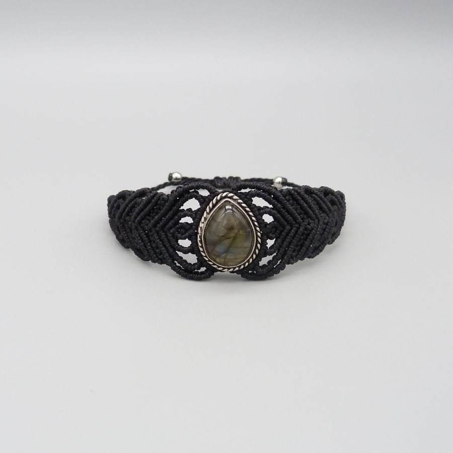 Pulseira de micromacramé preta com um conjunto de labradorite no meio