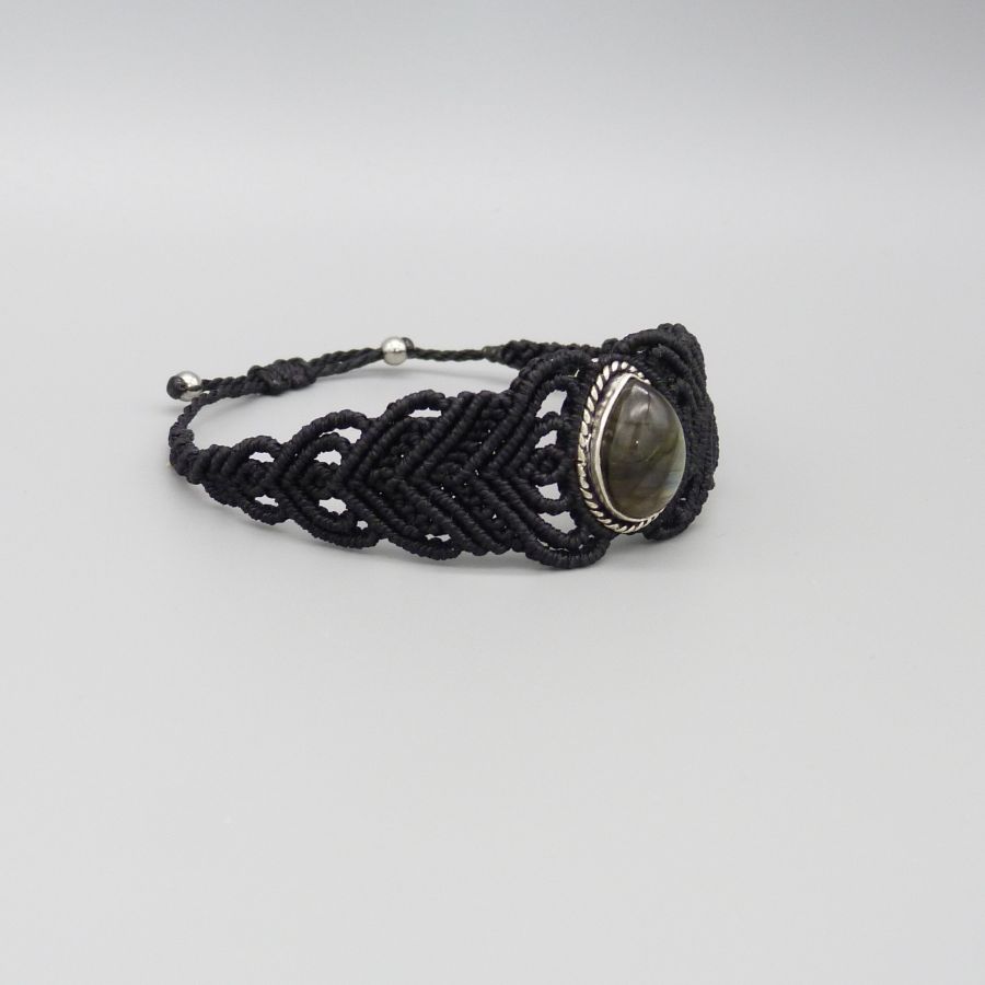 Pulseira de micromacramé preta com um conjunto de labradorite no meio