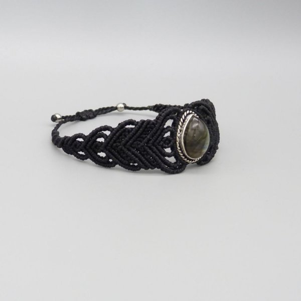 Pulseira de micromacram&eacute; preta com um conjunto de labradorite no meio