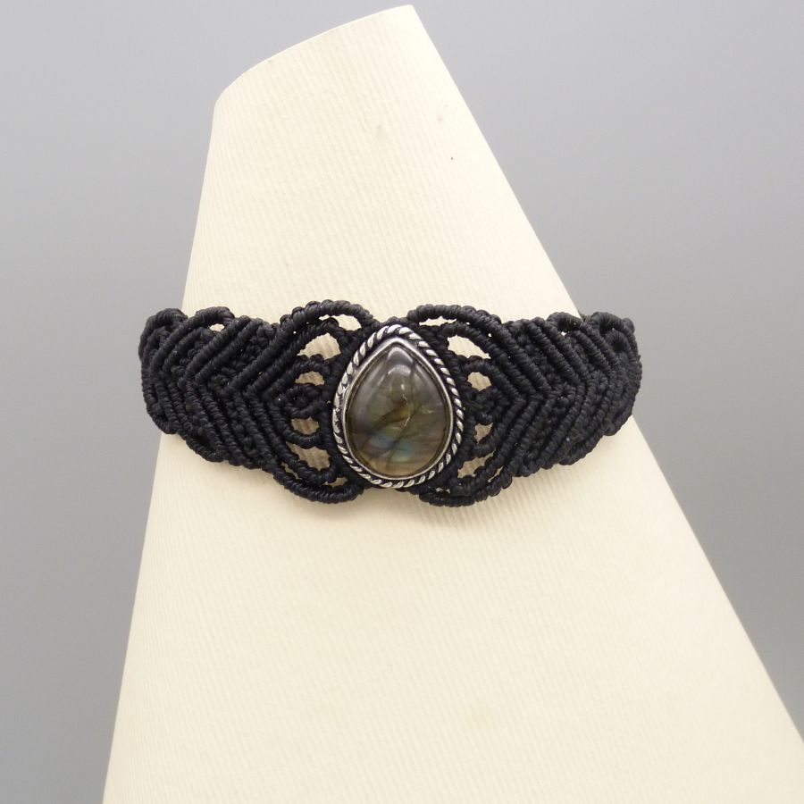 Pulseira de micromacramé preta com um conjunto de labradorite no meio