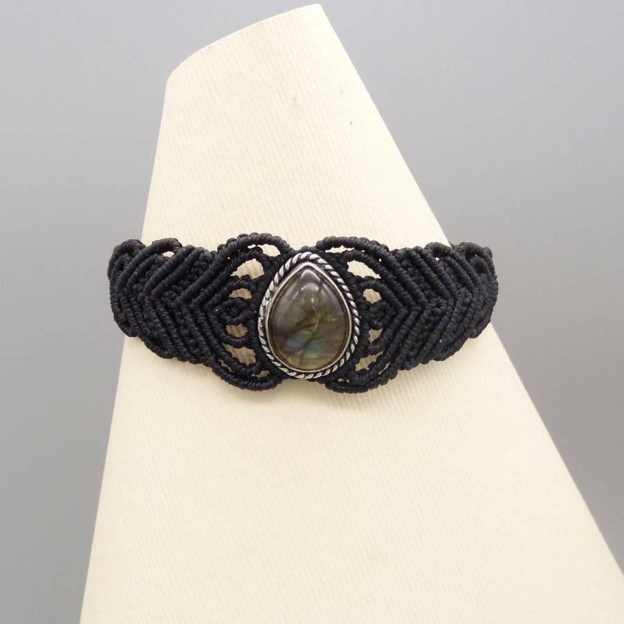 Pulseira de micromacramé preta com um conjunto de labradorite no meio