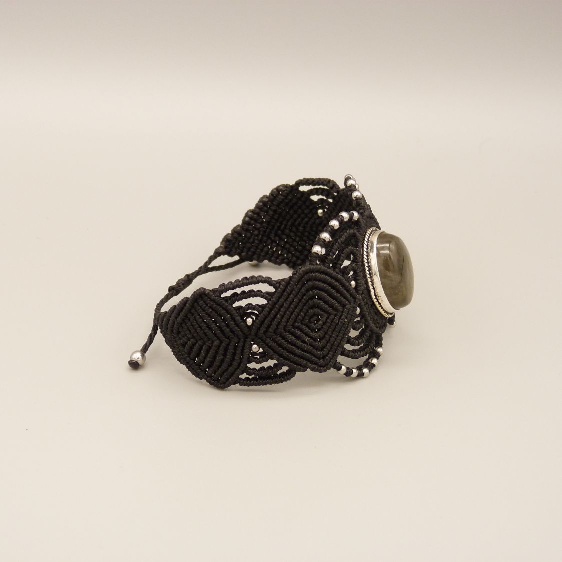 Pulseira de micromacramé preta com um conjunto de labradorite no meio