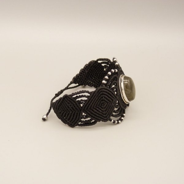Pulseira de micromacram&eacute; preta com um conjunto de labradorite no meio