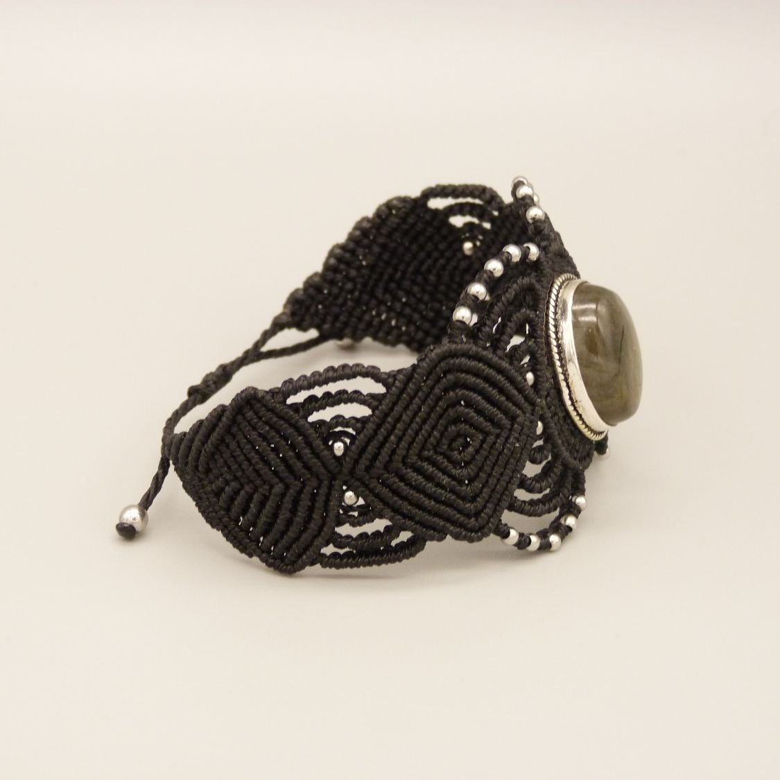 Pulseira de micromacramé preta com um conjunto de labradorite no meio