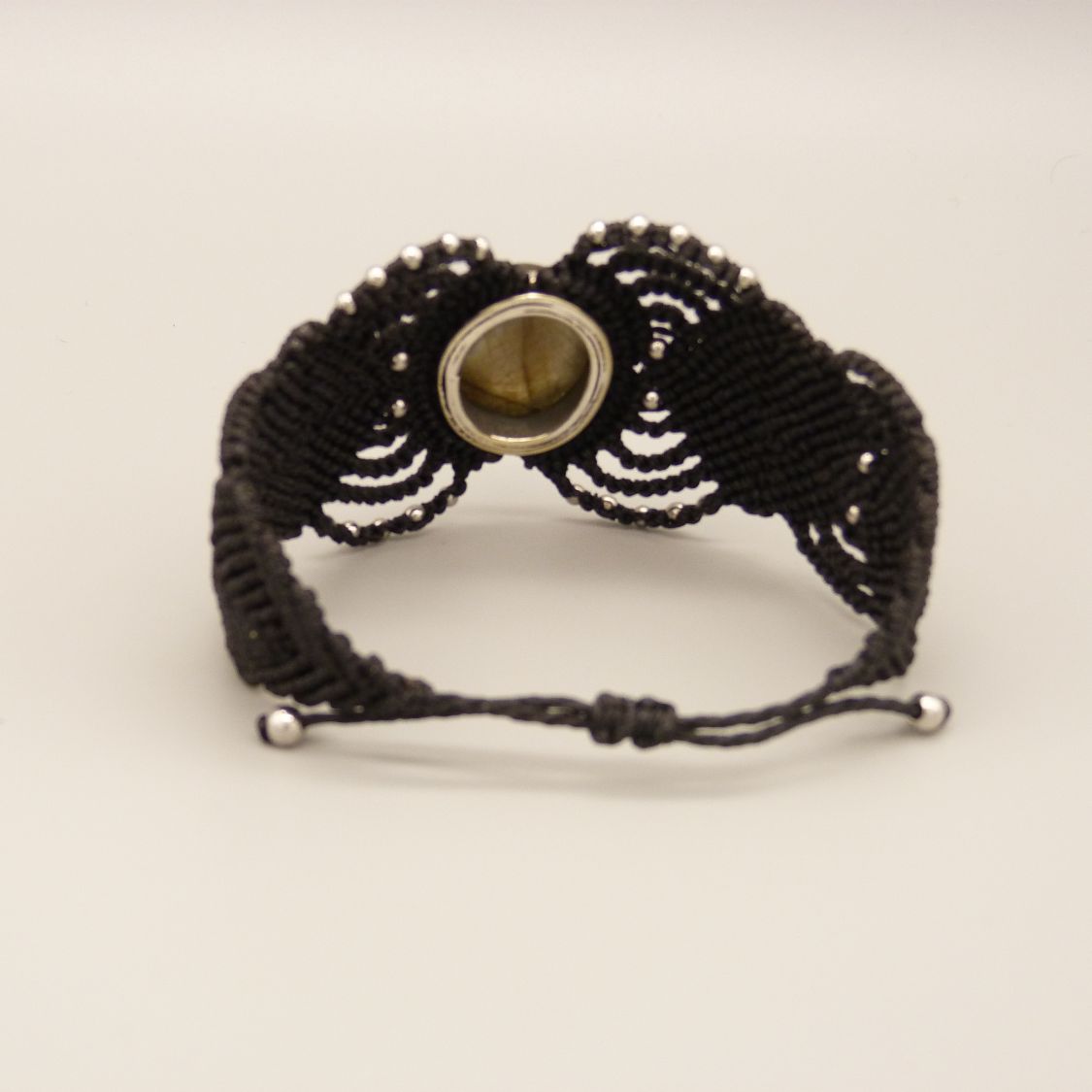 Pulseira de micromacramé preta com um conjunto de labradorite no meio