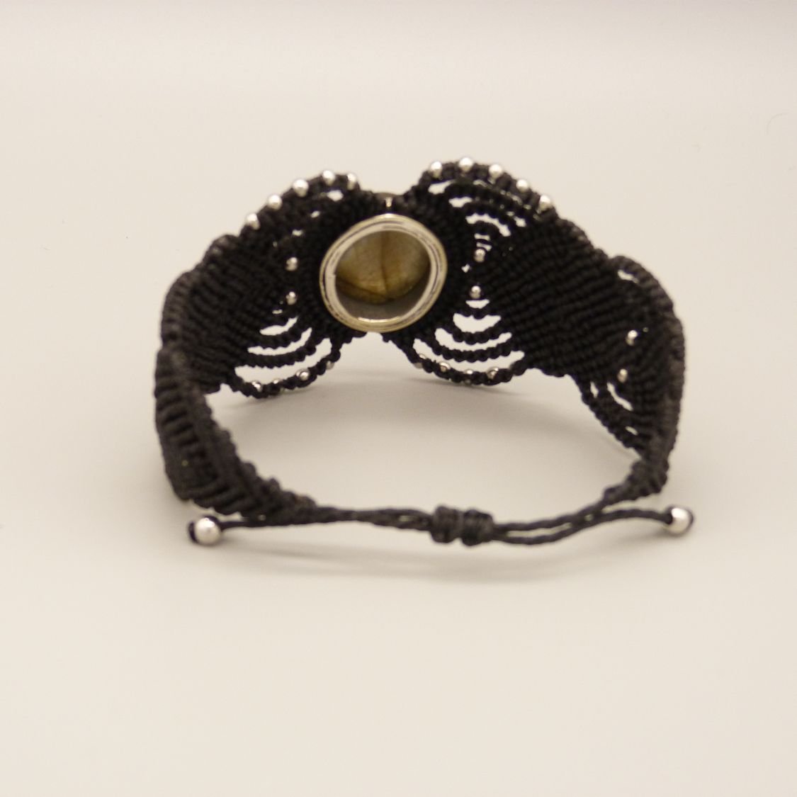 Pulseira de micromacramé preta com um conjunto de labradorite no meio