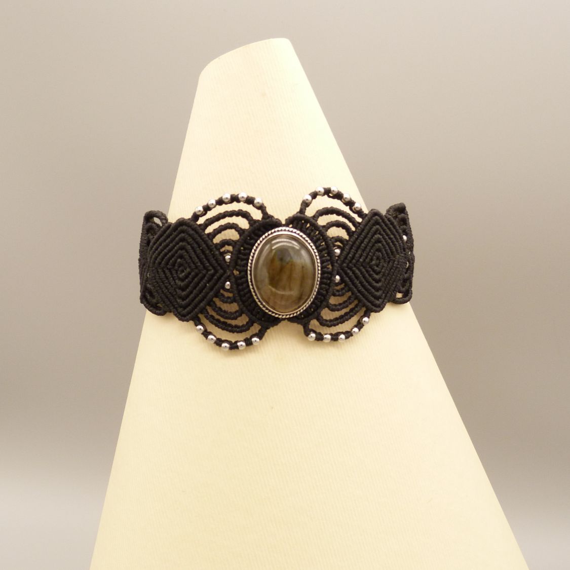 Pulseira de micromacramé preta com um conjunto de labradorite no meio