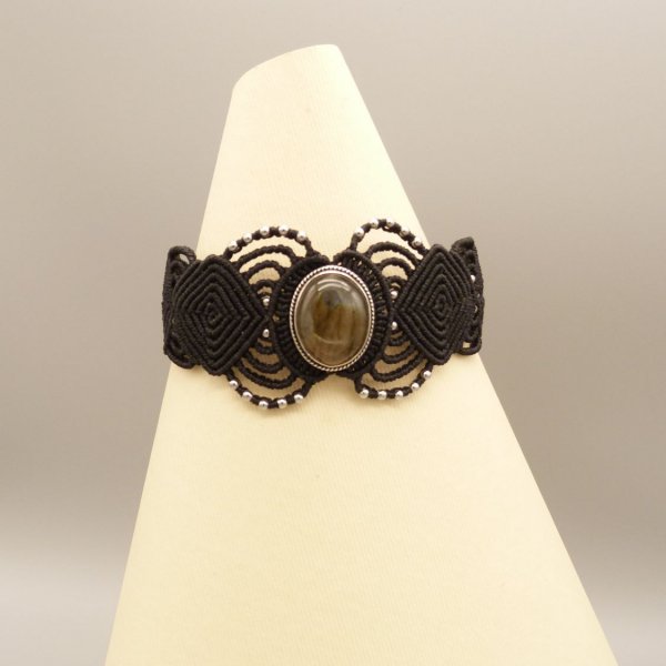 Pulseira de micromacram&eacute; preta com um conjunto de labradorite no meio