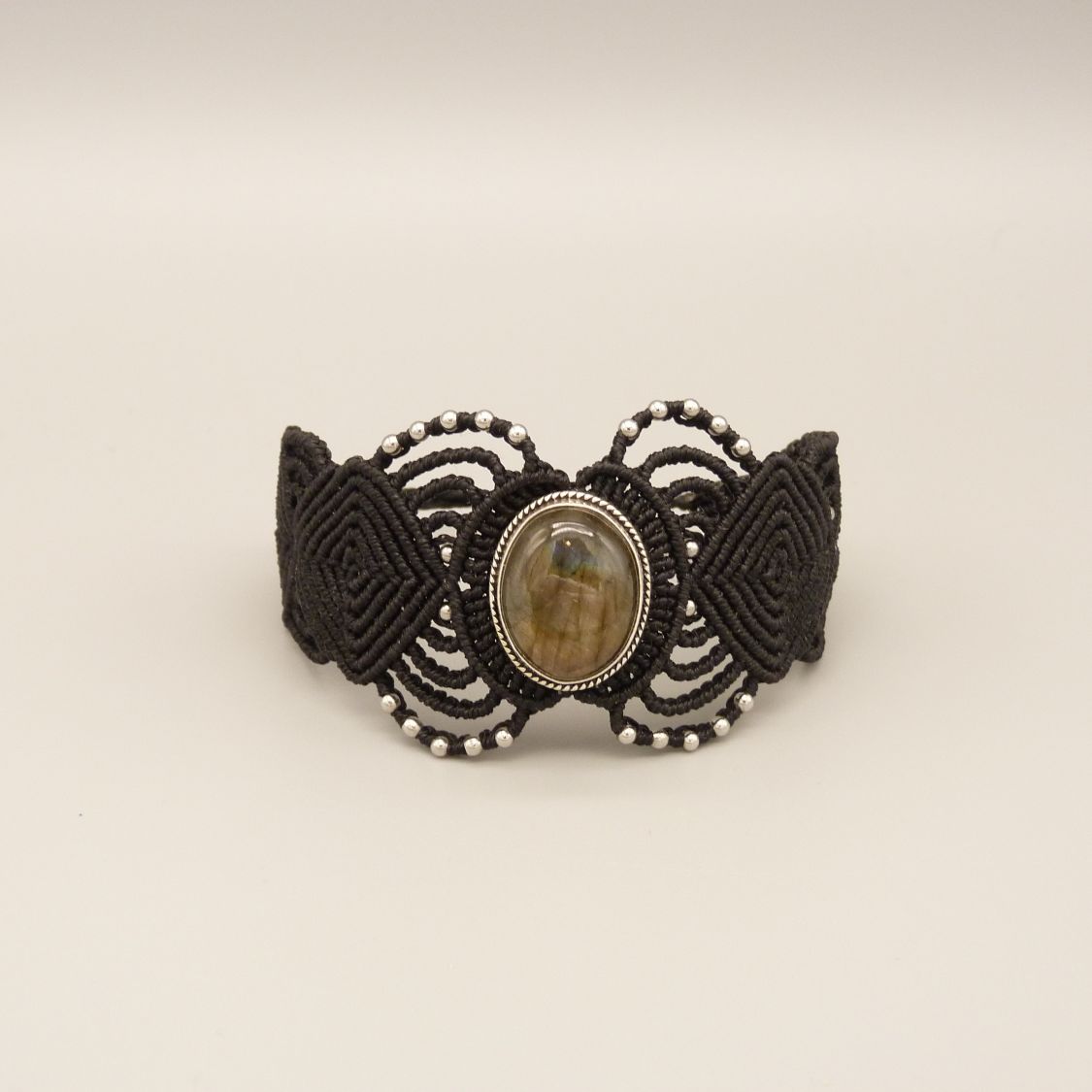 Pulseira de micromacramé preta com um conjunto de labradorite no meio