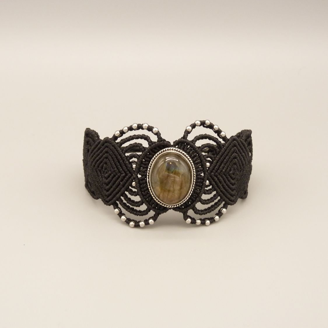 Pulseira de micromacramé preta com um conjunto de labradorite no meio