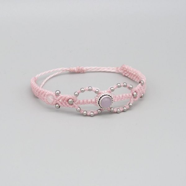 Pulseira micro-macram&eacute; rosa com uma pedra de quartzo rosa