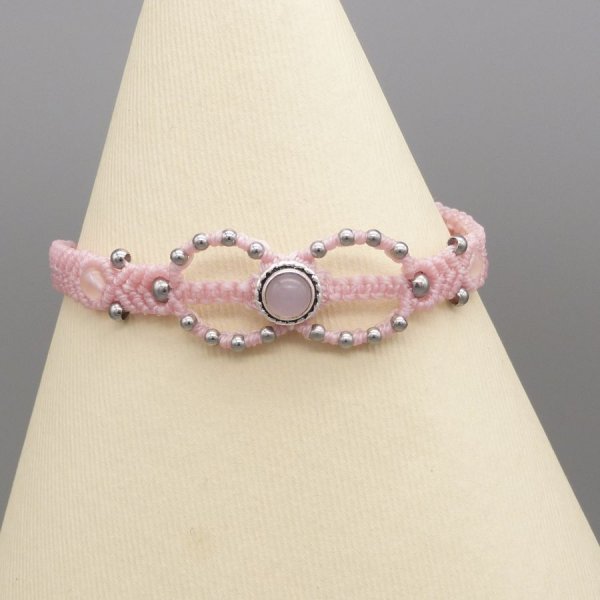 Pulseira micro-macram&eacute; rosa com uma pedra de quartzo rosa