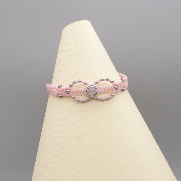 Pulseira micro-macram&eacute; rosa com uma pedra de quartzo rosa